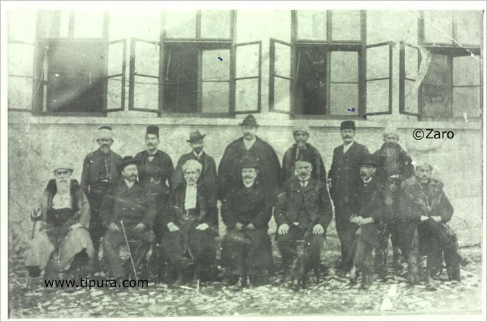 Gradski odbor Doboja snimljen 1905<br>Sjede sa lijeva na desno: 1. Sirbeg Porobic; 2. Opunomocenik (vjerovatno Zemaljske vlade), <br>Austrijanac; 3. Gradonacelnik Begaga Hadzimujagic; 4.Upravitelj ispostave, Austrijanac; 5.trgovac <br>Petar Djuric; 6.veterinar, Austrijanac; 7.Hrustem-aga Mulalic;<br>Stoje sa lijeva na desno: 1. Hasan-beg Dautbegovic; 2. Kosta Jeftanovic; 3. Dr Levi; 4. direktor<br>(upravnik?) Secerane Bilmek (Ceh); 5. Mehaga Hadzimujagic; 6. gradski biljeznik Salopek; i 7. Huso Hadzimujagic. 