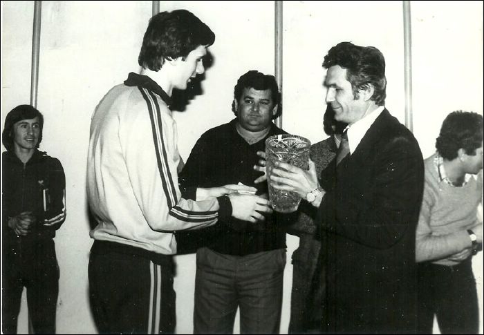 Stolno-teniski turnir u Doboju: Kalinic dobija nagradu(10 Juli 1977)