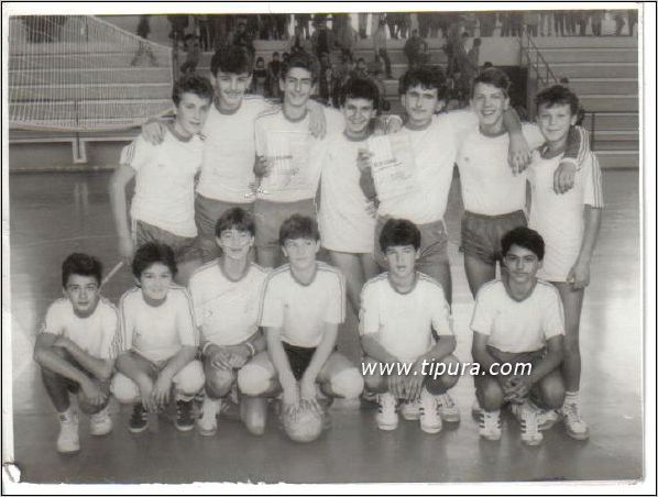 Odbojkasi skole Josip Jovanovic u hali 1986.god